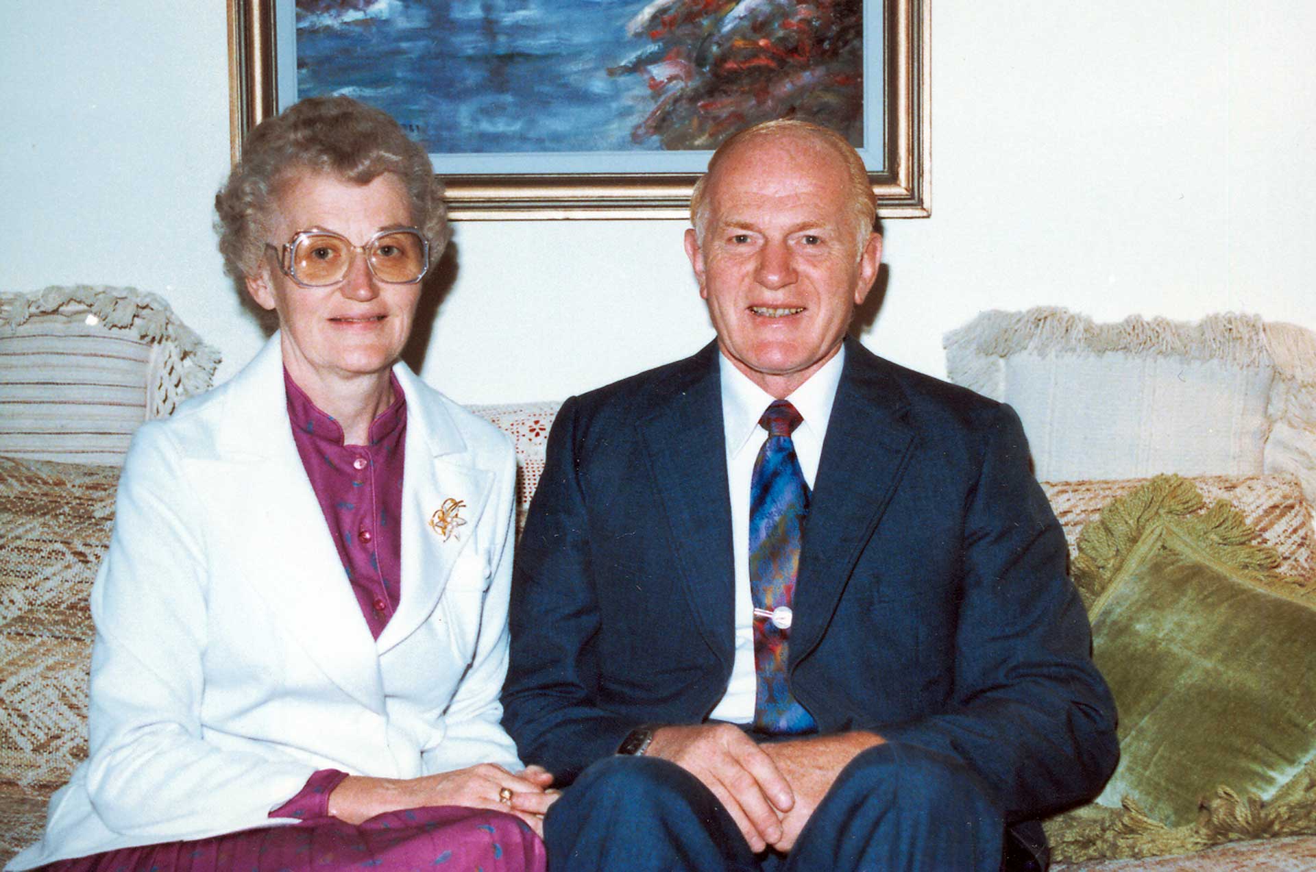 妻マルゴット婦人と共にソファーへ座るハンス・マグヌソン先生